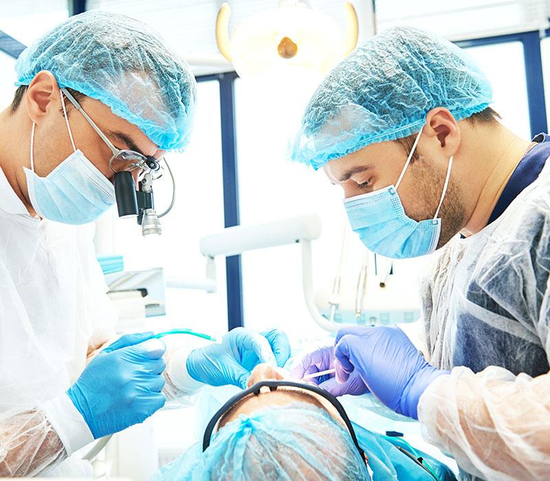 Chirurgia Orale Dentisti che effettuano un intervento
